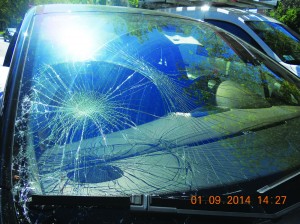 Il parabrezza dell'auto rotto