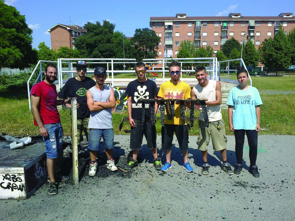 Alcuni degli "skaters" mostrano i danni provocati dall'incendio