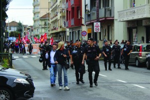 Carabinieri e polizia scortano il corteo