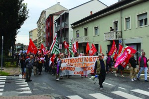 Il corteo della sinistra in via Leini