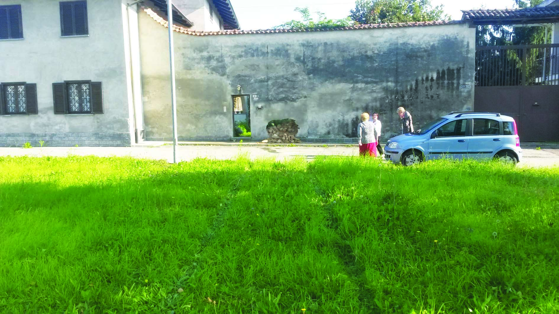 Le tracce dell'auto sul prato davanti alla cascina. In fondo, il buco nel muro provocato dall'auto