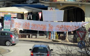Rivarolo striscione per chi suona la campana