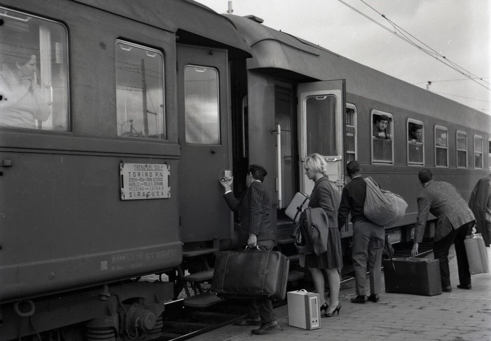 Il treno del Sole in partenza dalla stazione torinese di Porta Nuova