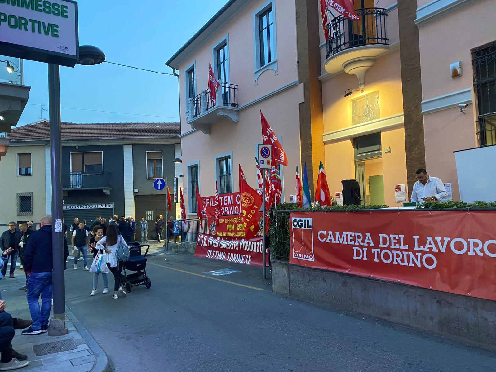 Svastiche sede Cgil Settimo Torinese