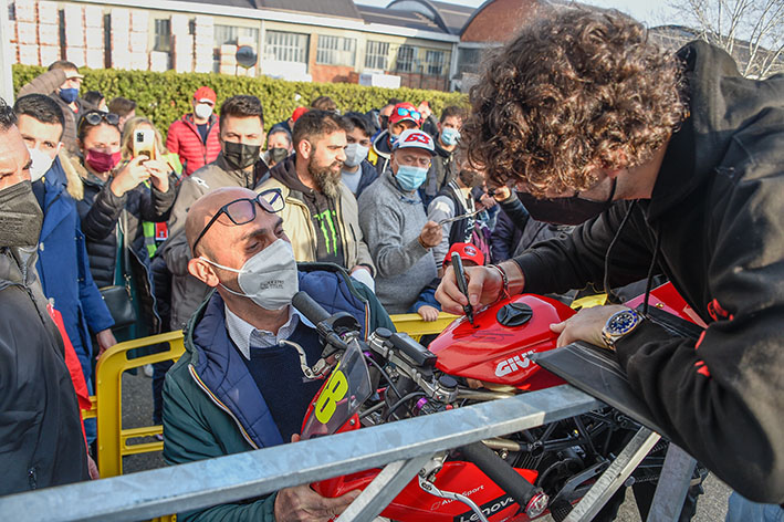 Bagnaia firma autografi