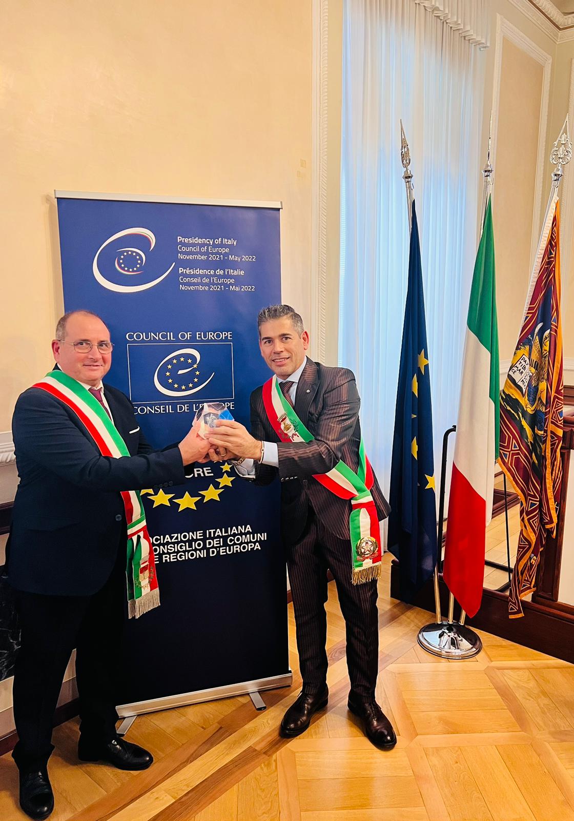 Sergio Bartoli con Calogero Mancuso, il sindaco di Castagnole delle Lanze, l'altro comune piemonte che è stato premiato a Venezia
