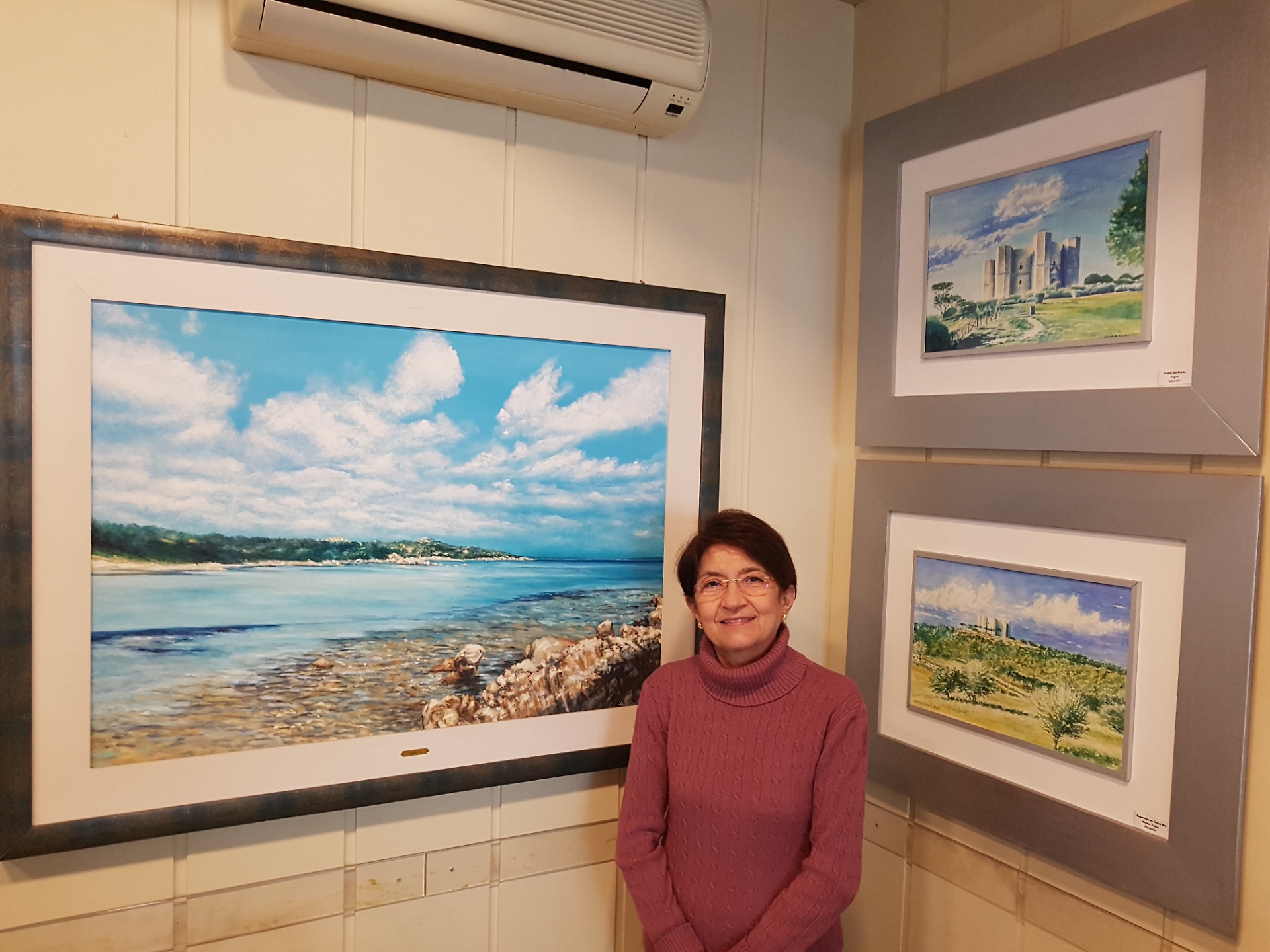 Angela Sgura con alcune sue opere