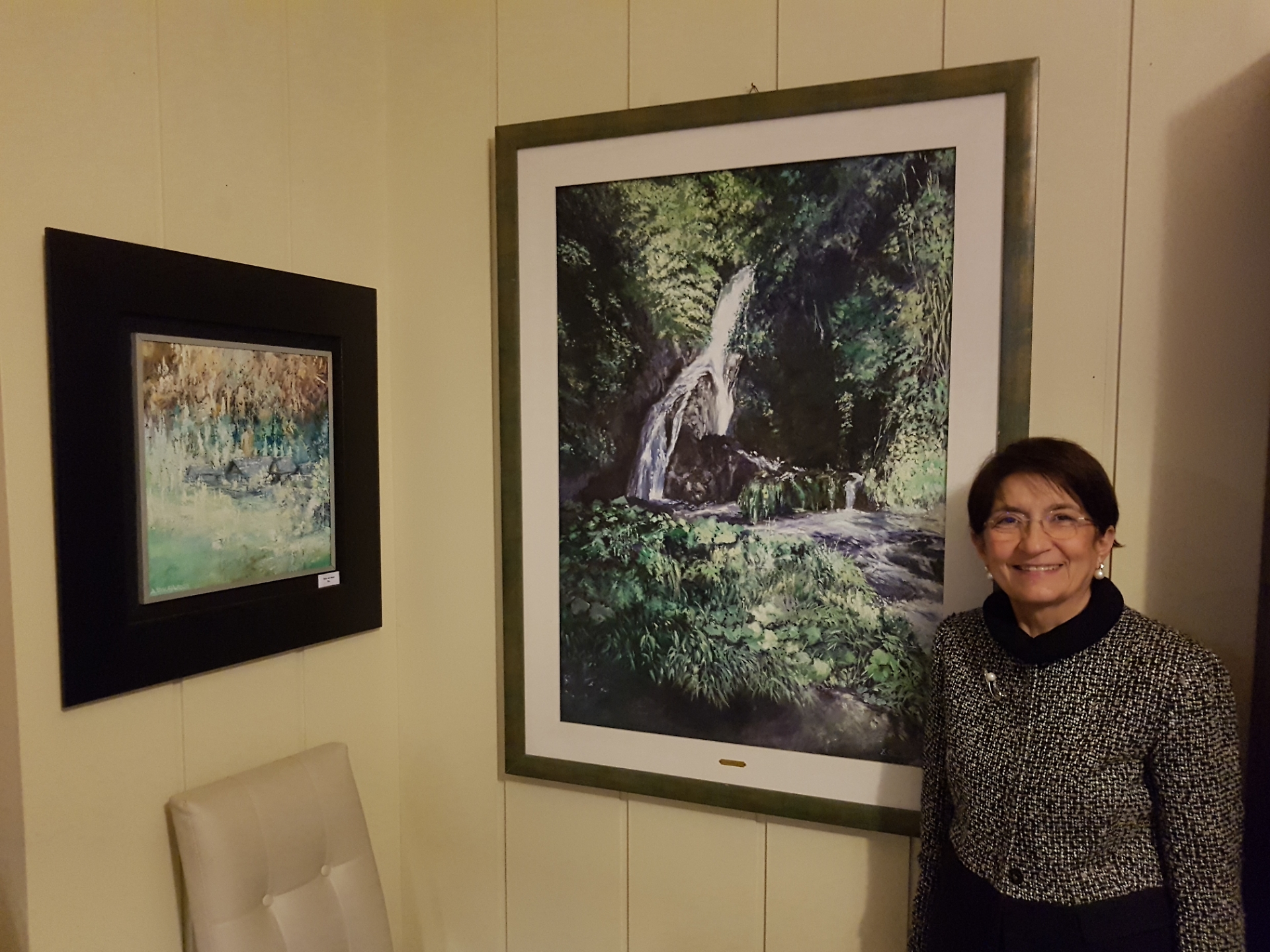 Angela Sgura con alcune sue opere