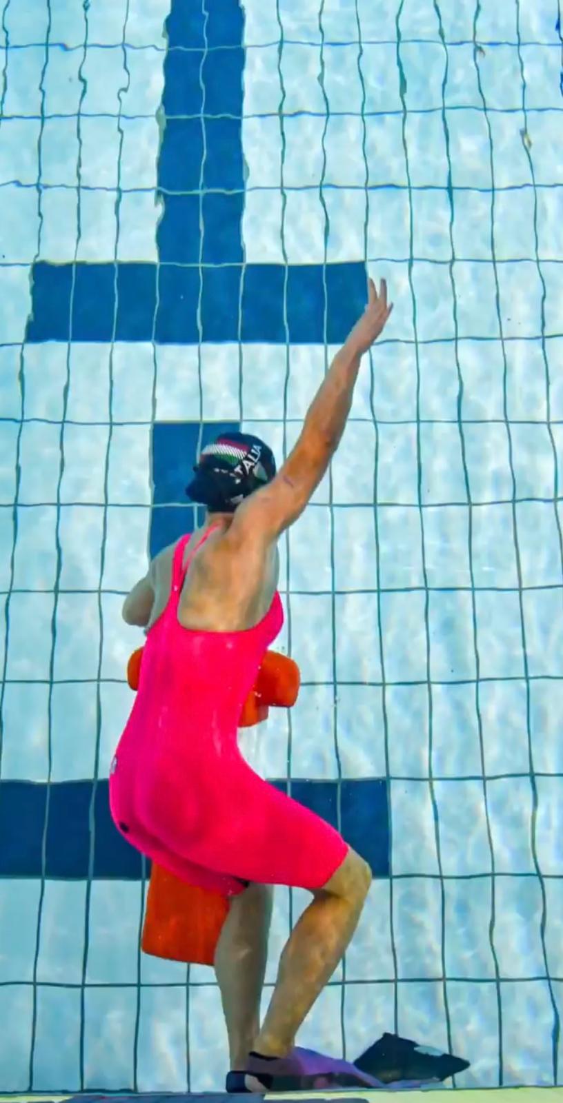 Valentina mentre nuota in vasca