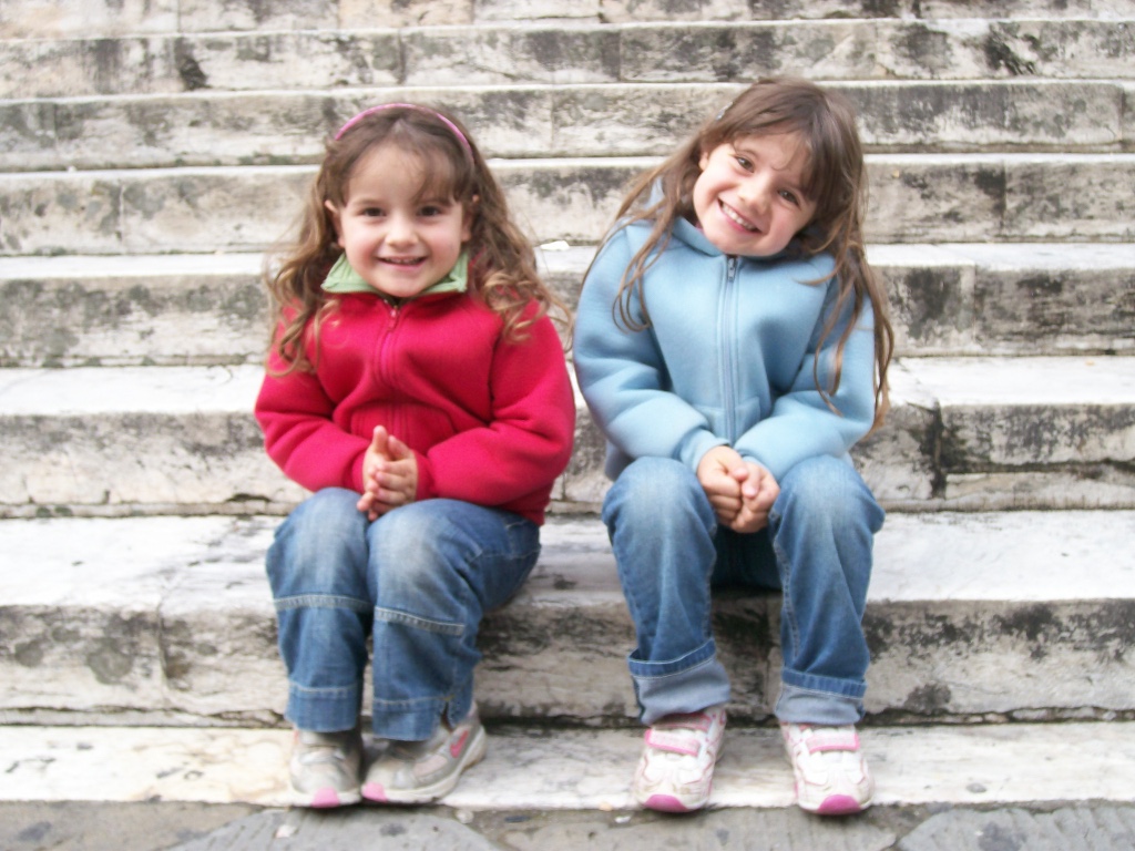 Valentina con la sorella maggiore Francesca, da piccole