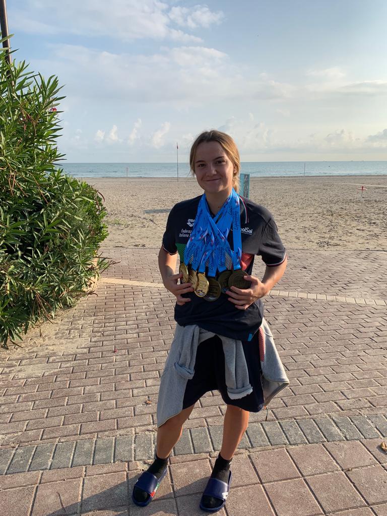 Valentina con una delle medaglie vinte nel tempo