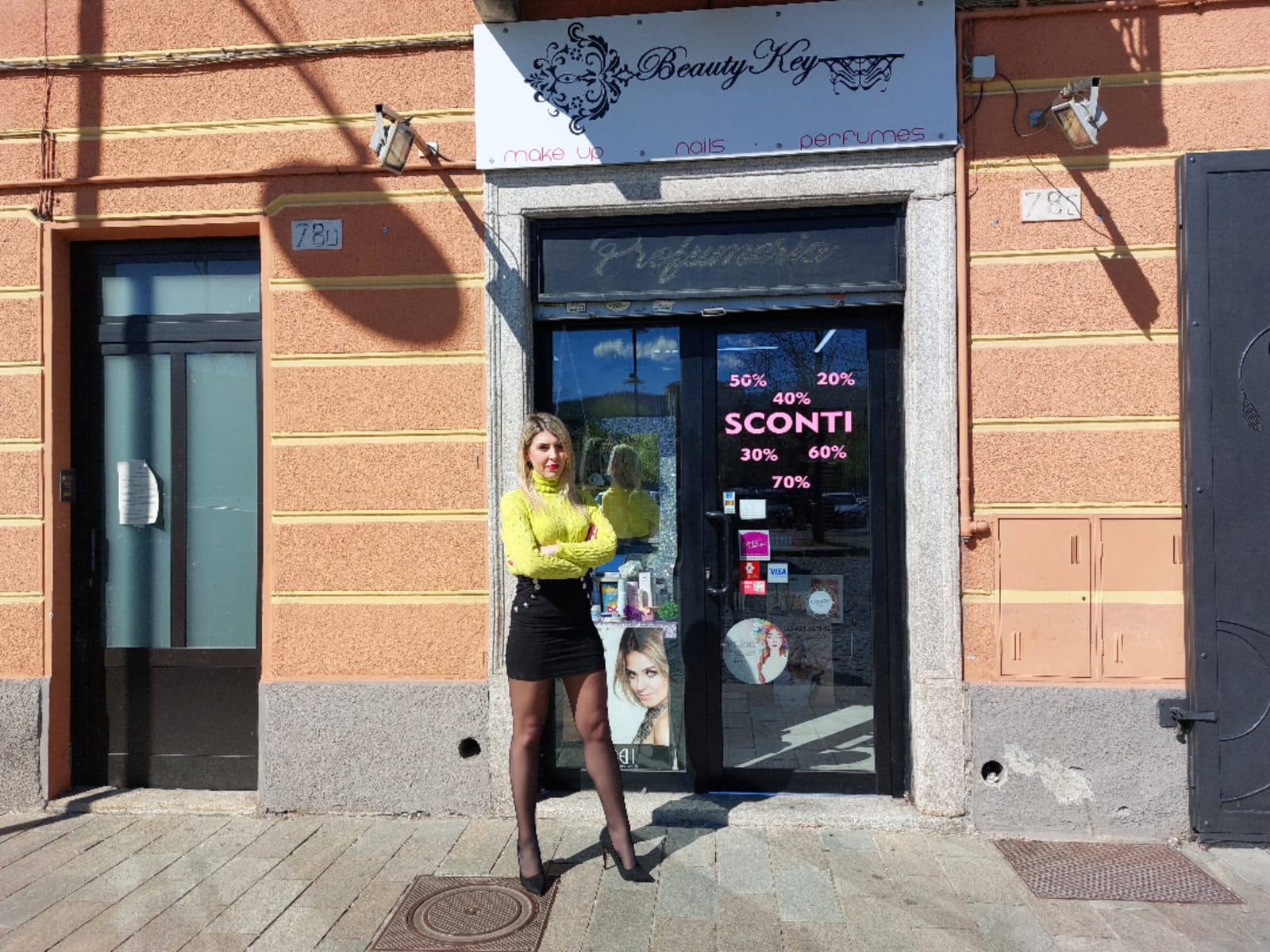 Desir&egrave;e davanti al suo negozio