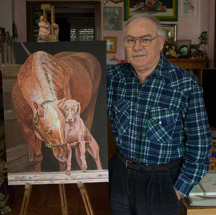 Alberto accanto ad un suo dipinto