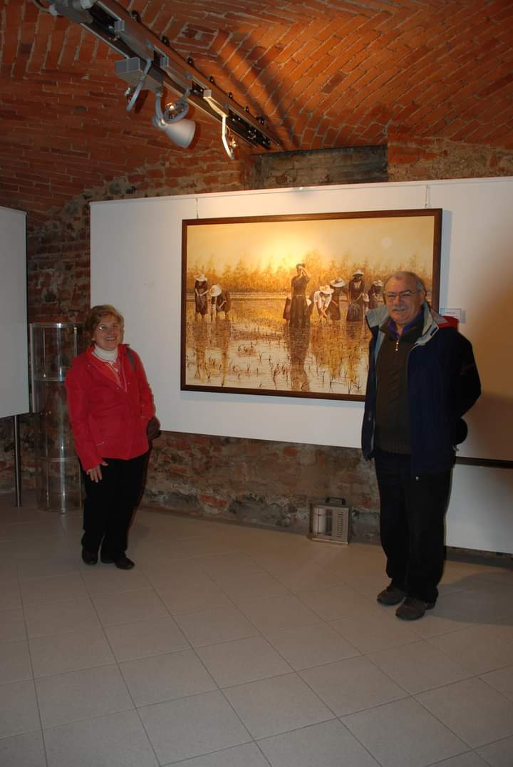 Alberto, e Elena, davanti ad un suo dipinto esposto in mostra
