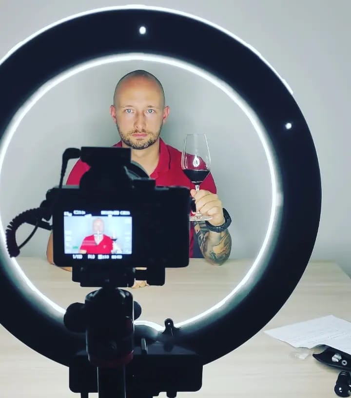 Davide Mimmo mentre produce dei contenuti per i social