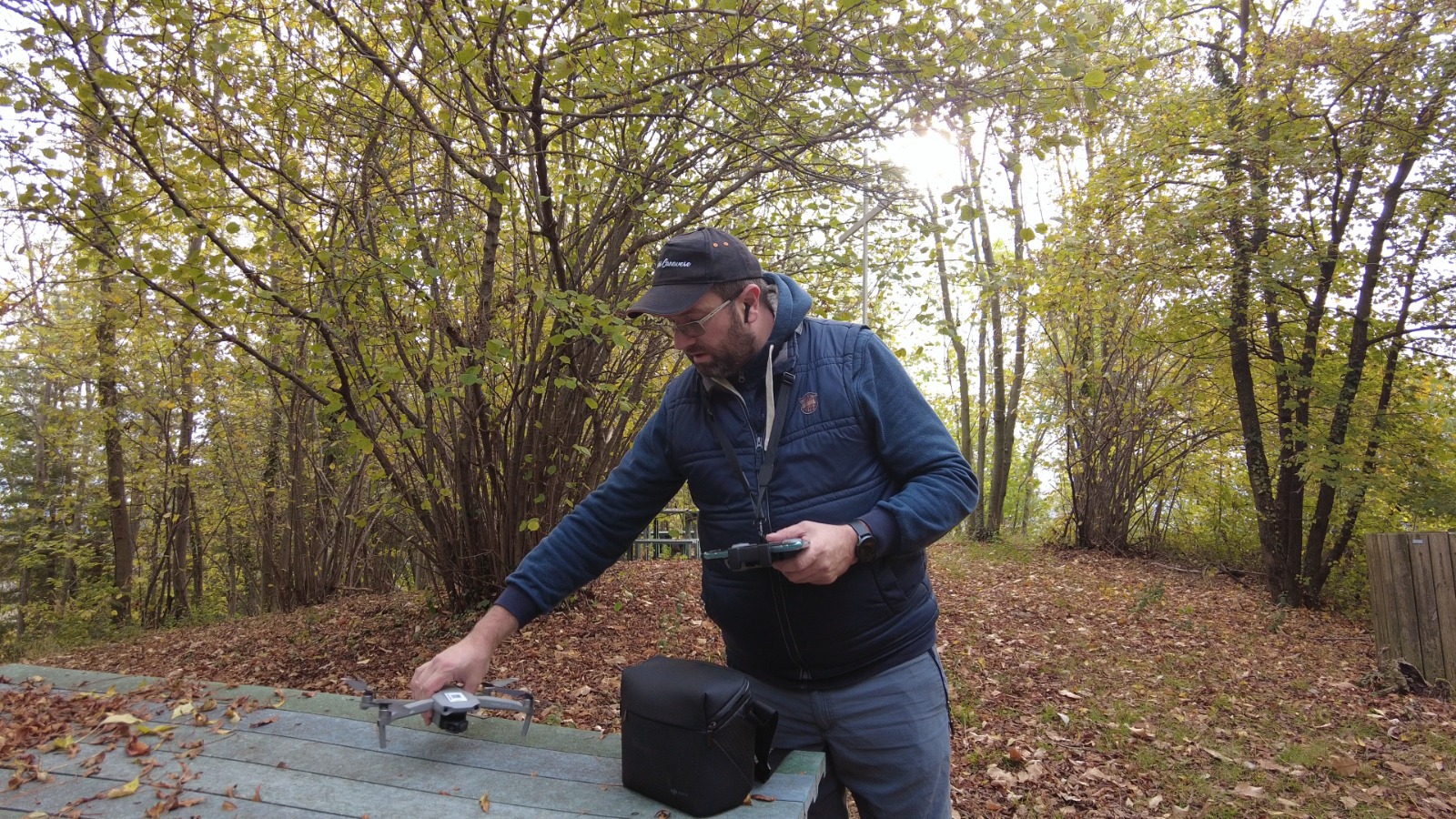 mentre pilota il drone