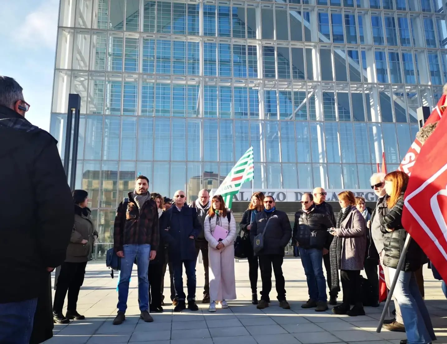 Manifestazione davanti al grattacielo della Regione
