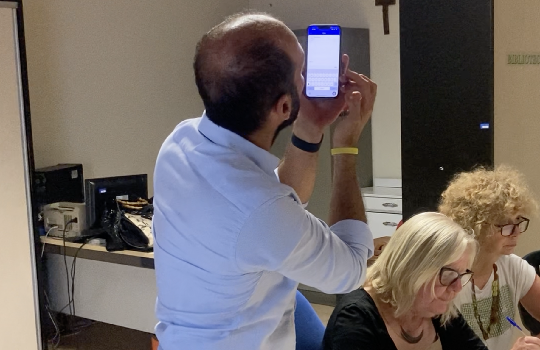 A San Lorenzo il sindaco Matteo Chiantore mostra come funziona l'App