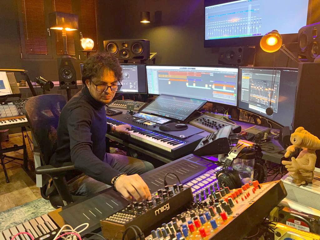 Henoel nel suo studio