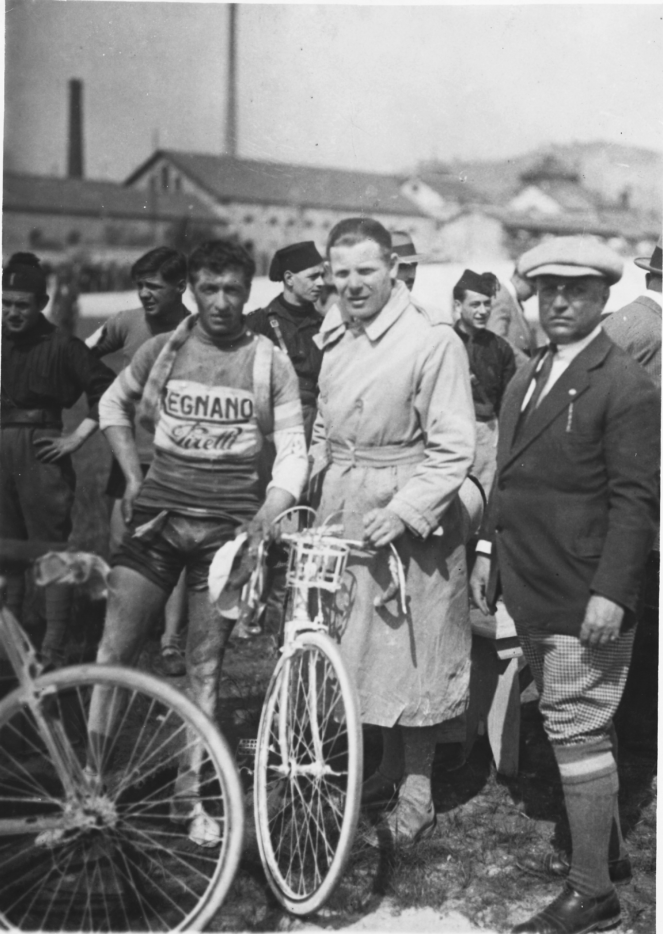 Brunero in una fotografia inedita, dopo l’arrivo vittorioso nella tappa Sulmona-Terni del Giro d’Italia 1926 (Archivio Tiziano Passera).