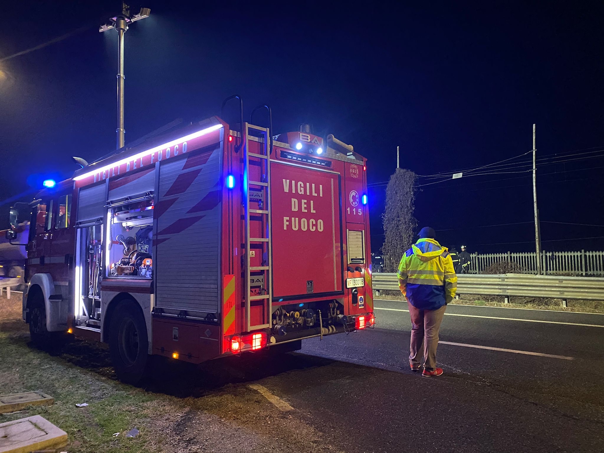 Vigili del fuoco, bambino trovato morto lungo i binari