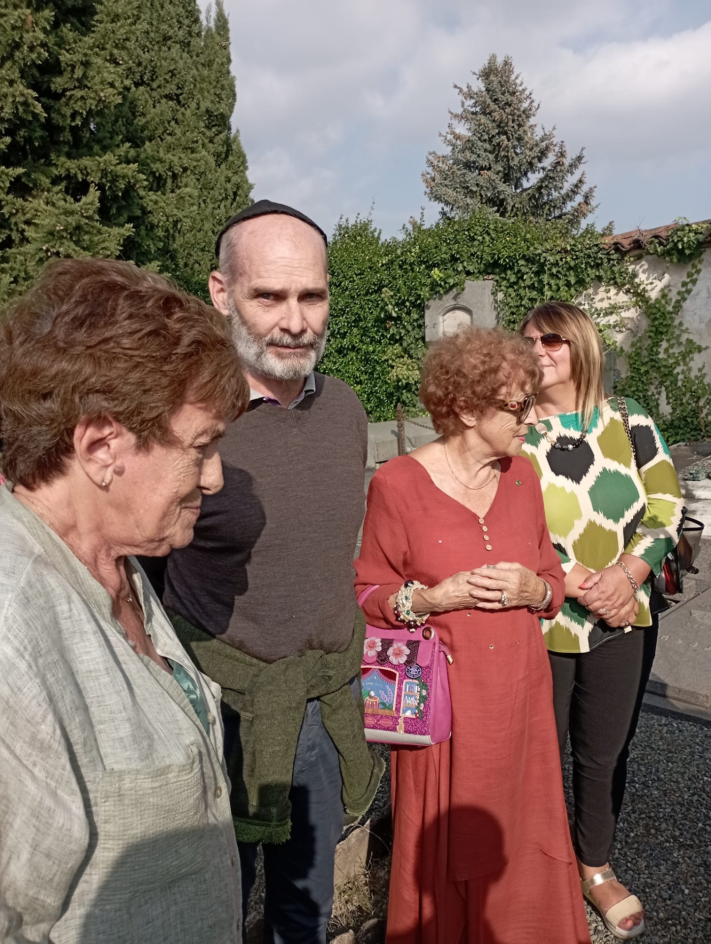 Matteo Olivetti nel cimitero ebraico