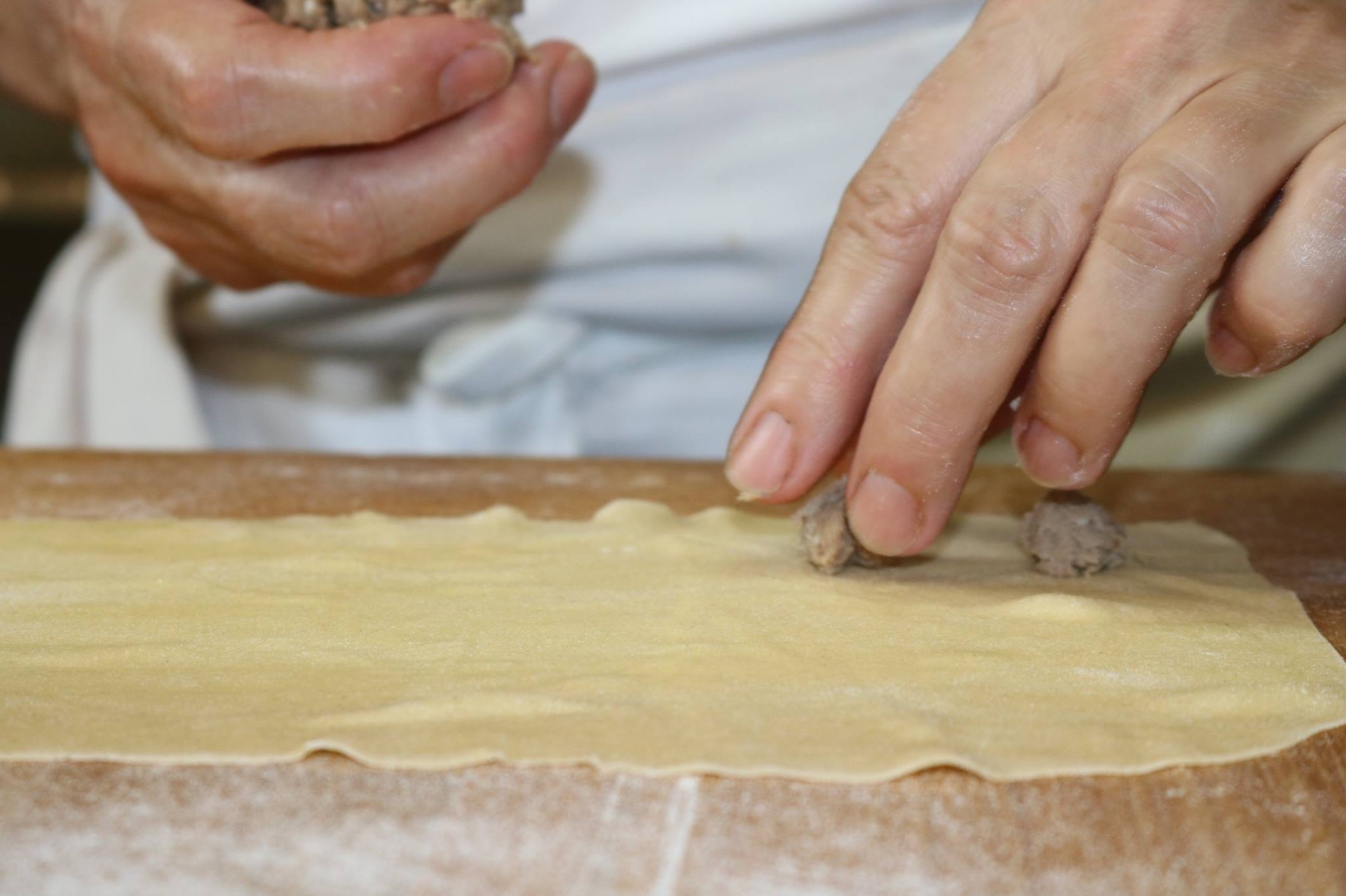 L’antica tradizione di realizzare la pasta a mano. Sentire la farina tra le mani, impastare, stendere la sfoglia e poi darle la forma desiderata. Un rituale antico e nobile che per la cucina di Marinella Toscani è irrinunciabile