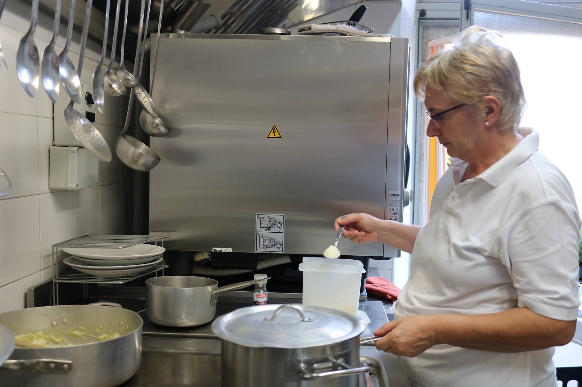 La cucina è il regno di Marinella Toscani. Passione e talento innato la rendono l'anima del ristorante Santa Marta. È lei che con abilità e grazia si muove tra fornelli, pentole e mestoli, pronta a realizzare piatti che hanno il gusto della tradizione, ma che svelano uno stile contemporaneo