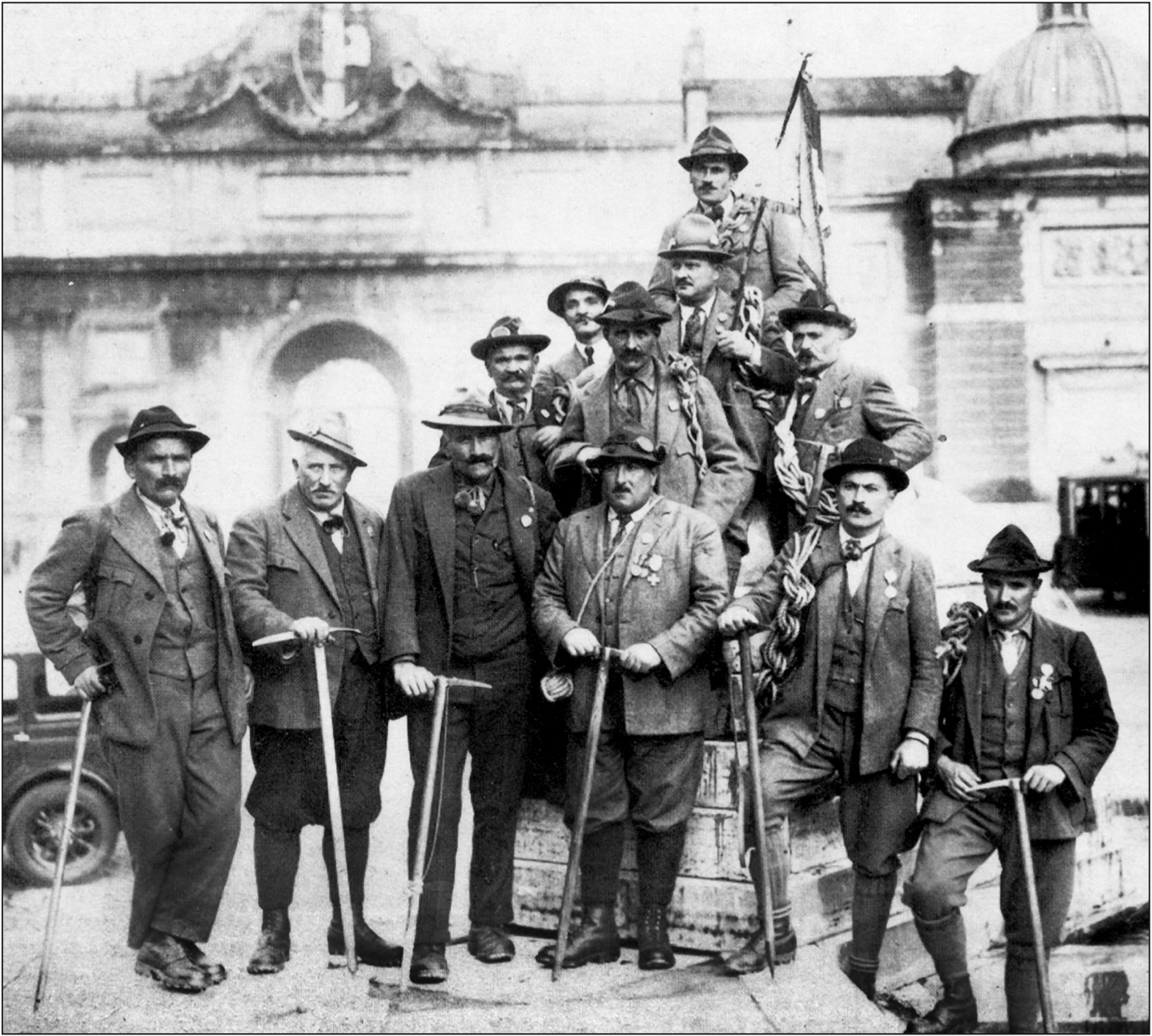 Roma 1929, le guide delle Valli di Lanzo al raduno nazionale. In prima fila da sinistra: Paolo Tetti Paulìn, Pietro Castagneri Mulòt, Giuseppe Ferro Famil Vulpòt,  Giovanni Battista Castagneri Lu Gros, Roberto Ferro Famil Vulpòt,  Pancrazio Castagneri, Gin at Tunìn. In seconda fila da sinistra: Antonio Castagneri Toni Vis,  Battista Castagneri Titìn Café,  Francesco Ferro Famil Vulpot padre.  In terza fila da sinistra:  Michele Droetto L’Arcà, Fedele Castagneri Griseùl. Ultimo in alto: Guido Ferro Famil Vulpot.