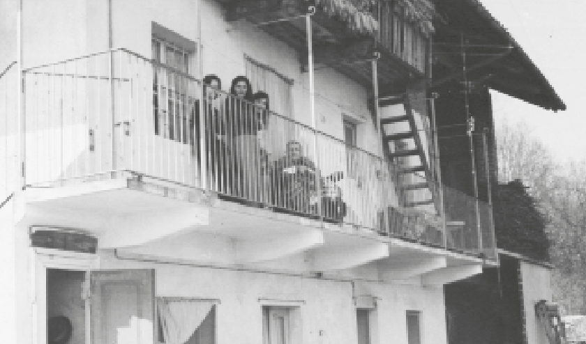 IN FOTO Casa del Montbiot. Sul ballatoio, da sinistra: Marilena Albertan Min, figlia di Ida, Marisa Magnino e l’amica Lucia Panier Suffat; seduta, Caterina Brunero Graneia