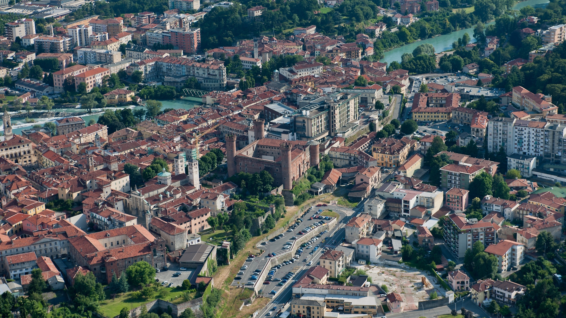 Ivrea vista dall'alto è immersa nel verde