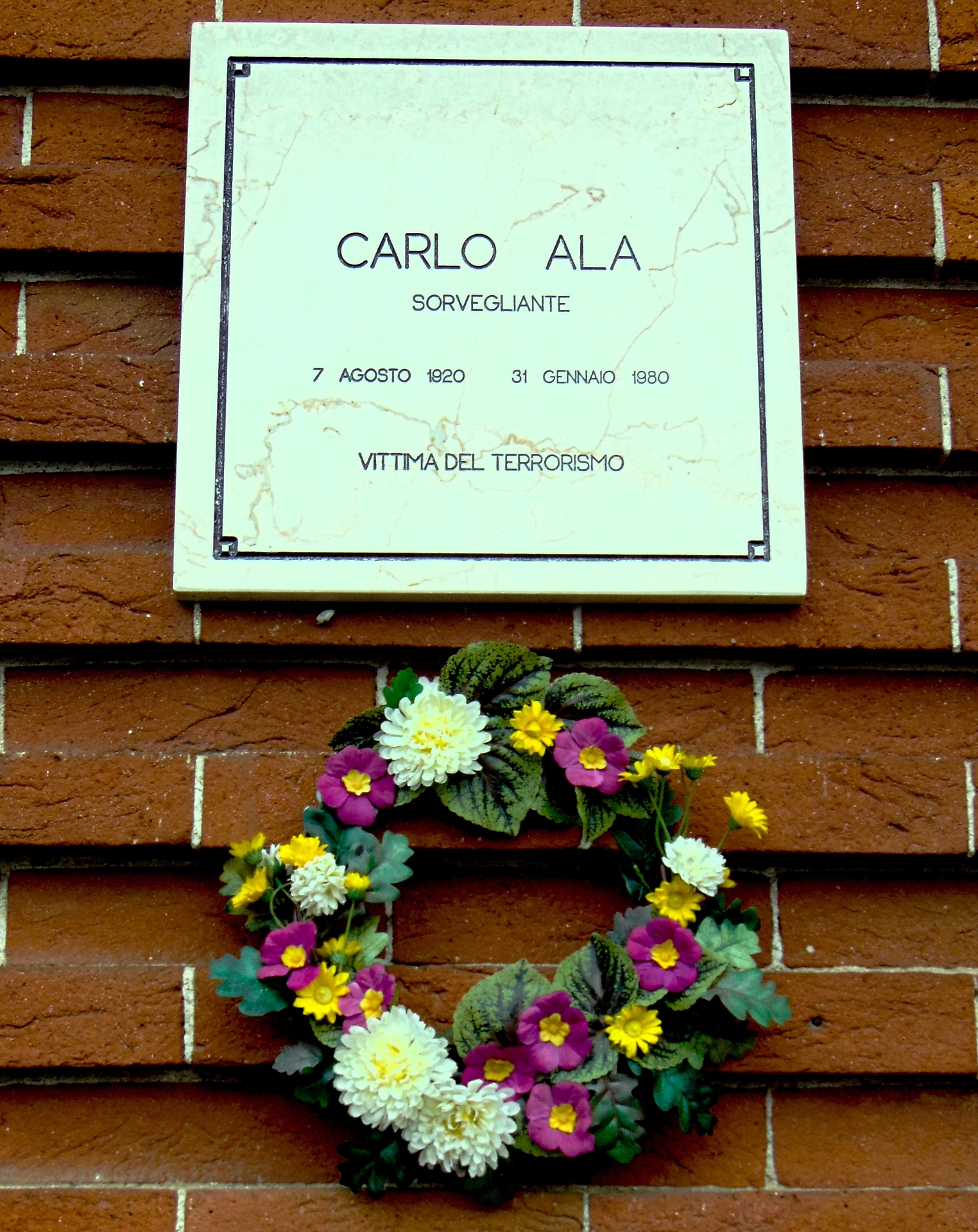 Una lapide ricorda Carlo Ala sulla facciata dell&rsquo;ex Framtek