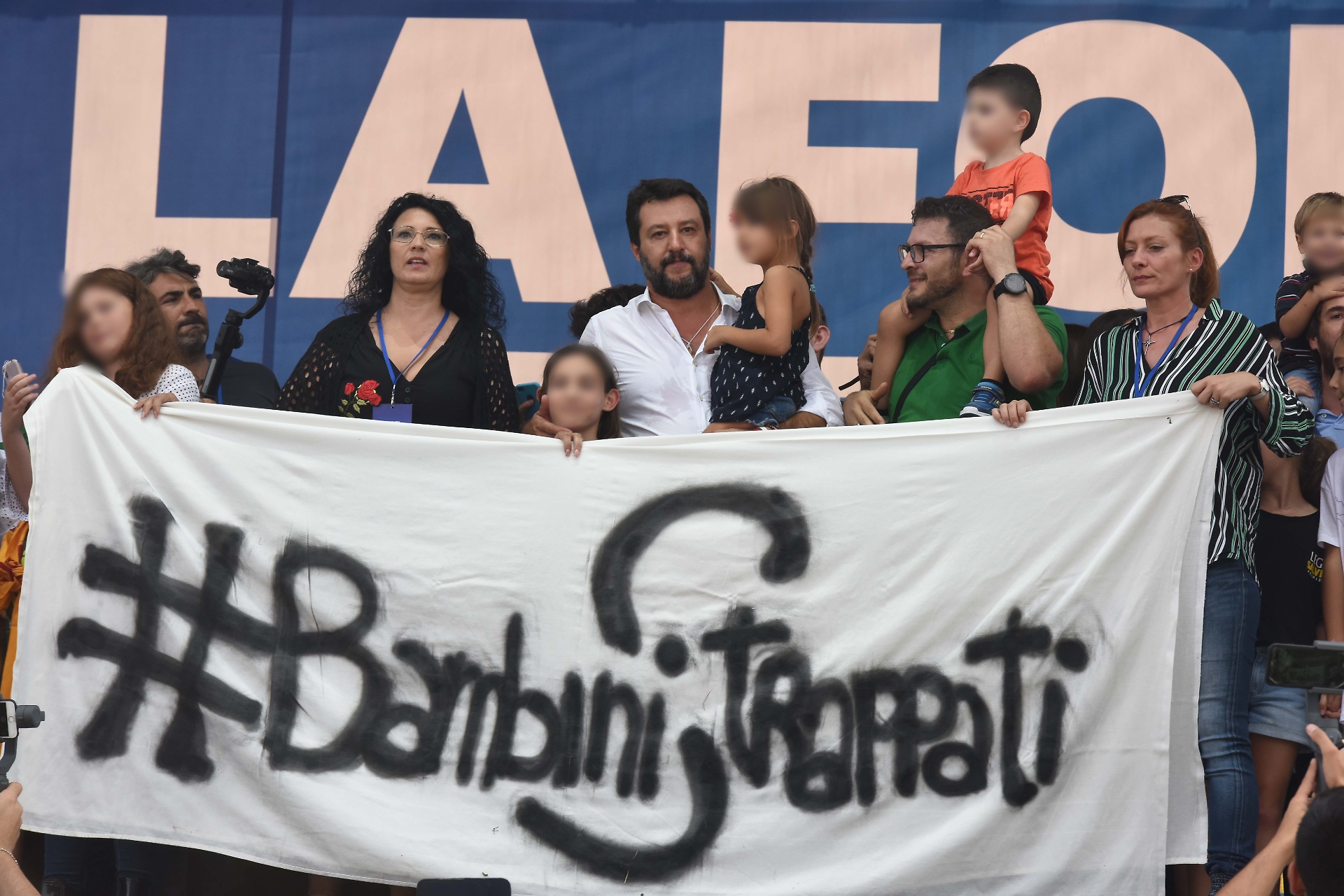 Salvini con il cittadini di Bibbiano