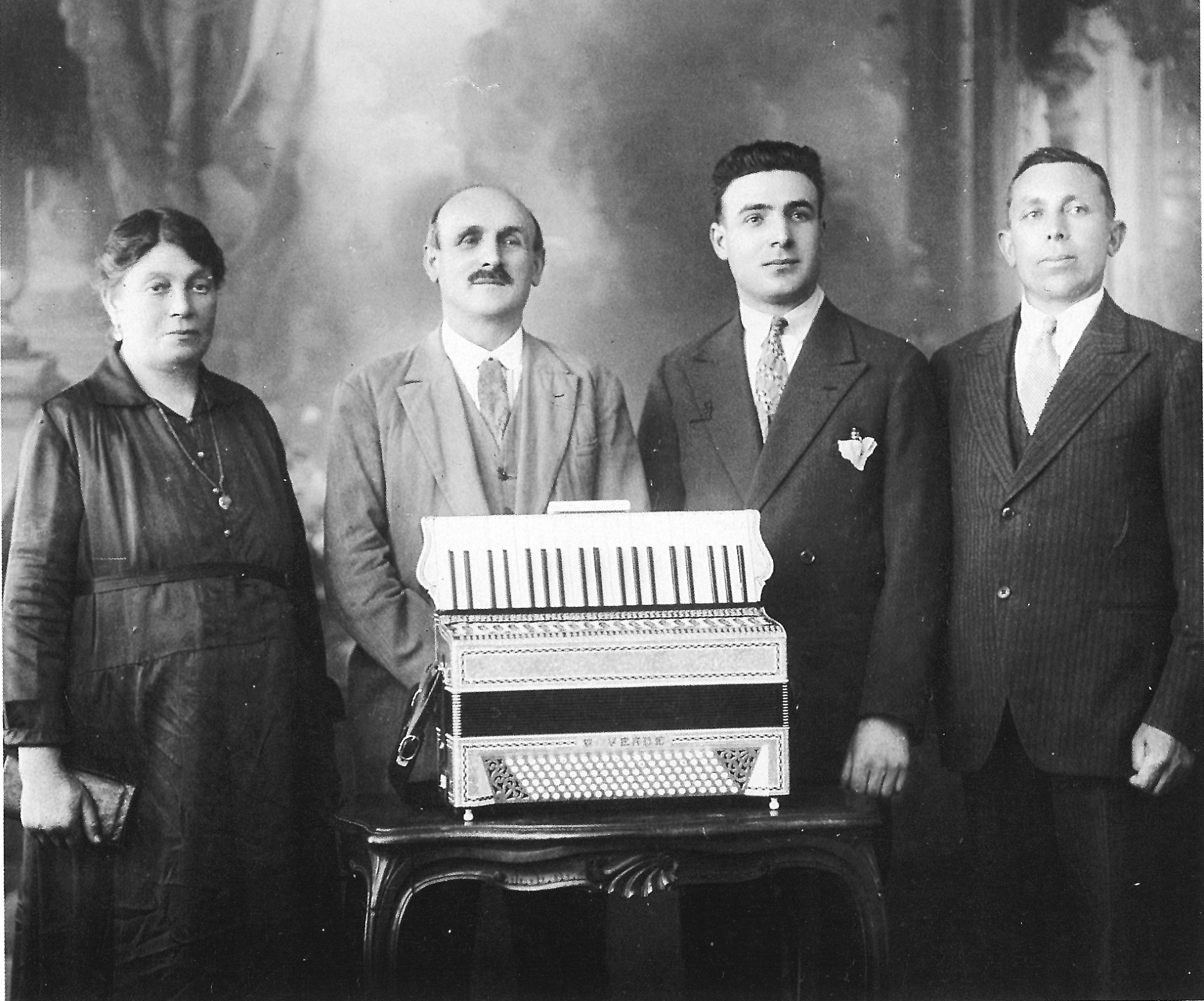 la famiglia Verde ritratta da Stefano Cubito di Ciriè: Giovanni Verde è riconoscibile dai baffi, accanto a lui il figlio Giuseppe. Foto tratte da La casa Verde di Leinì, 1893-1993. Cento anni della fisarmonica canavesana a cura del Centro Etnologico Canavesano di Bajo Dora, 1993.