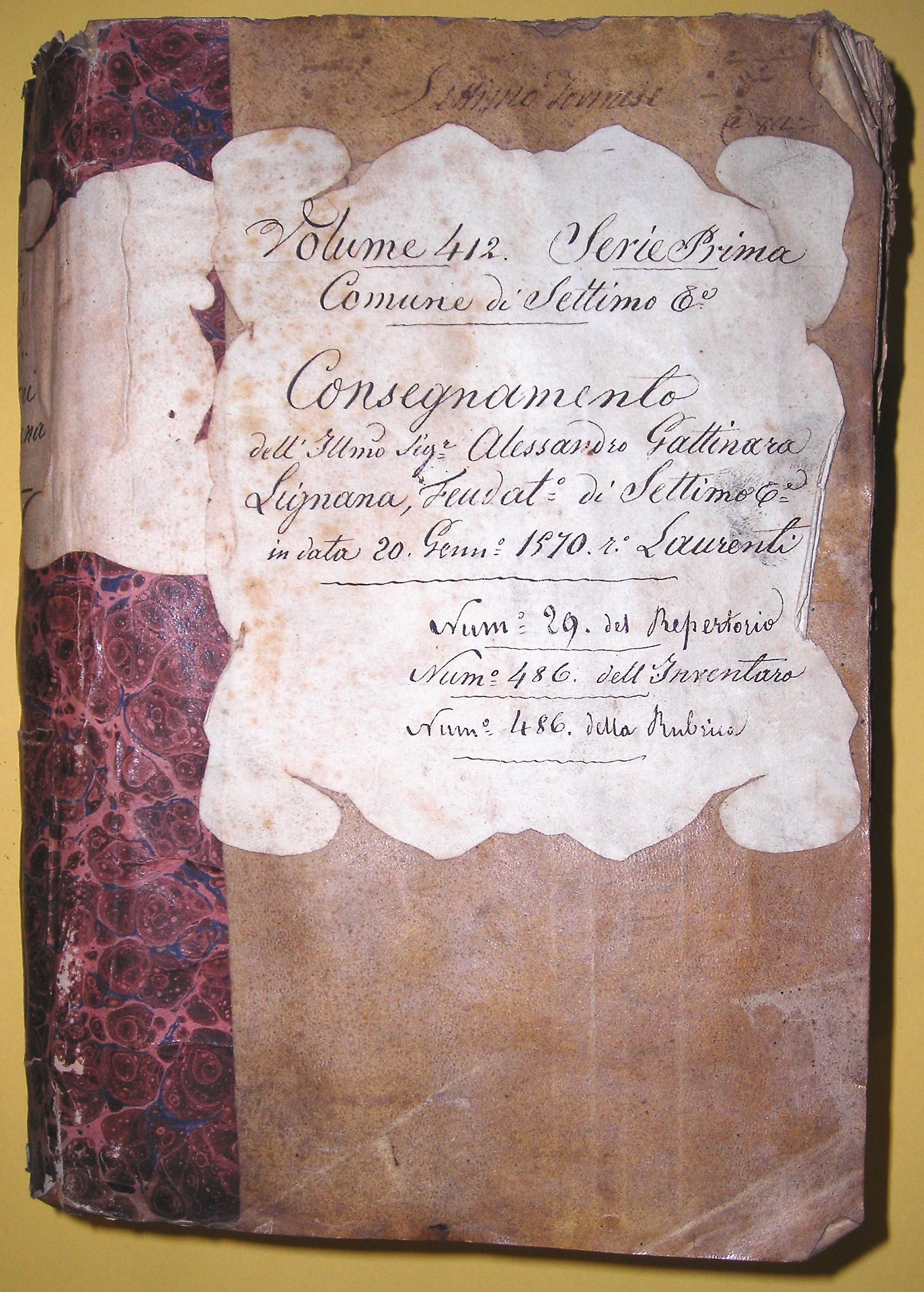 IN FOTO Il registro del 1570 in cui si accenna ai gamberi di Settimo