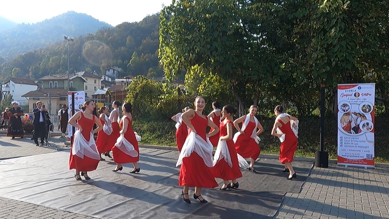 Esibizione del gruppo di danza "Elle"