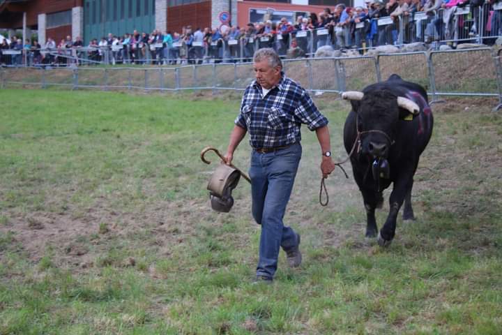 Un allevatore con la sua Reina