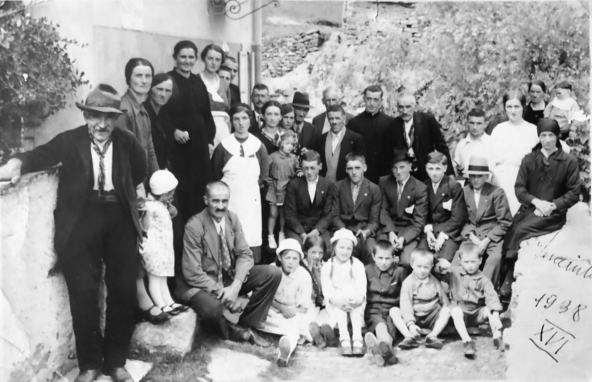 Anno 1938, parte della popolazione di Succinto in festa per l’inaugurazione della centralina di produzione della luce elettrica. Al centro, in alto, il parroco don Carlo Rolfo.