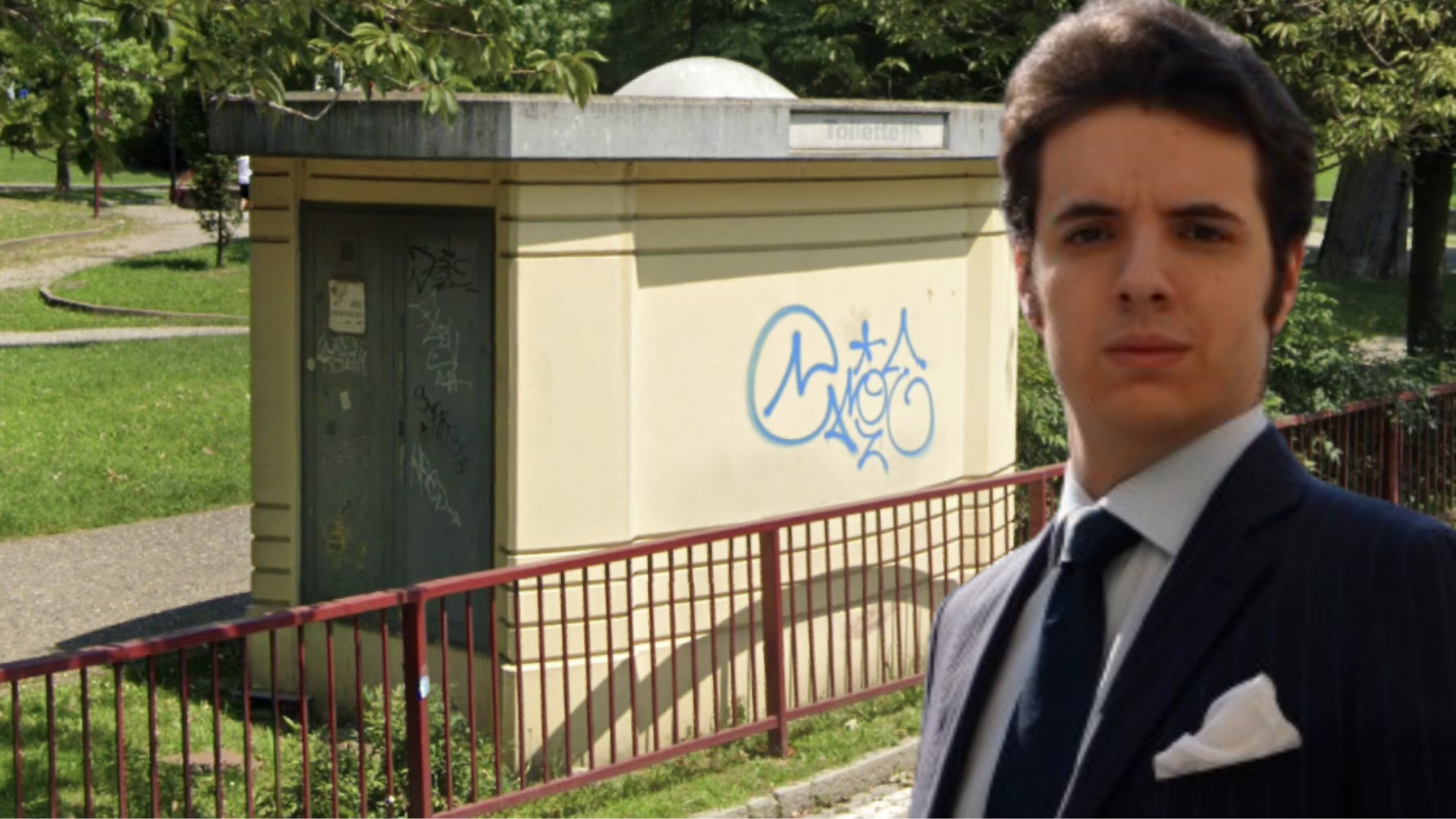 Andrea Cantoni sullo sfondo le toiolette di Tokyo