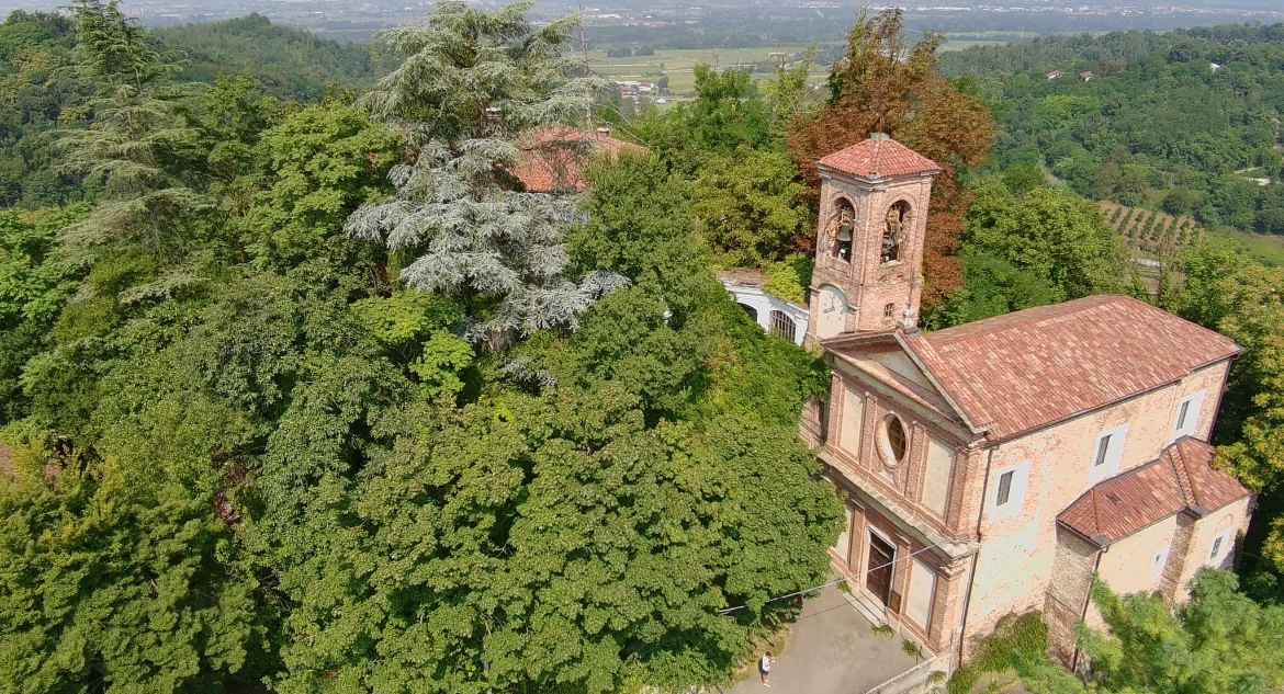 La chiesa parrocchiale dei Santi Andrea e Nicola di Bussolino.