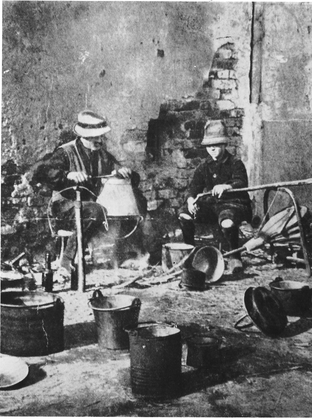 I magnin di Ribordone Domenico Giuseppe Cresto Ferrino (1879) con il nipote Albino Oberta Paget, dodicenne, mentre sono al lavoro ad Angera, in provincia di Varese. La fotografia, pubblicata sulla «Gazzetta del Popolo» di Torino nel 1919 per commentare i mestieri itineranti del Piemonte, è stata ripresa nel libro I magnin delle Valli Orco e Soana, di Angelo Paviolo, 1991.