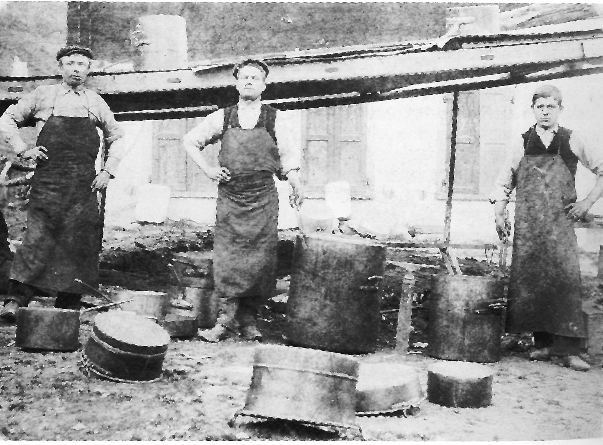 1910, ramai di Locana a Sierre (Svizzera, Canton Vallese). Da I magnin delle Valli Orco e Soana, di Angelo Paviolo, 1991.