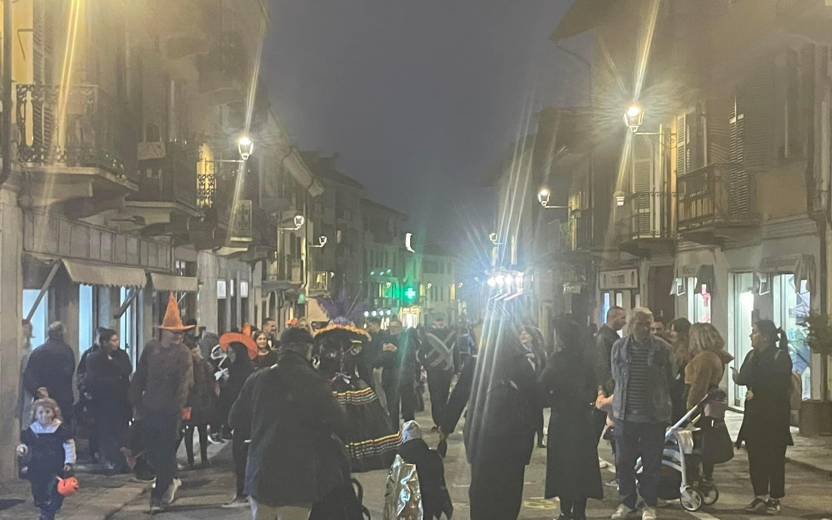 Le vie del centro storico invase da una vivace folla.