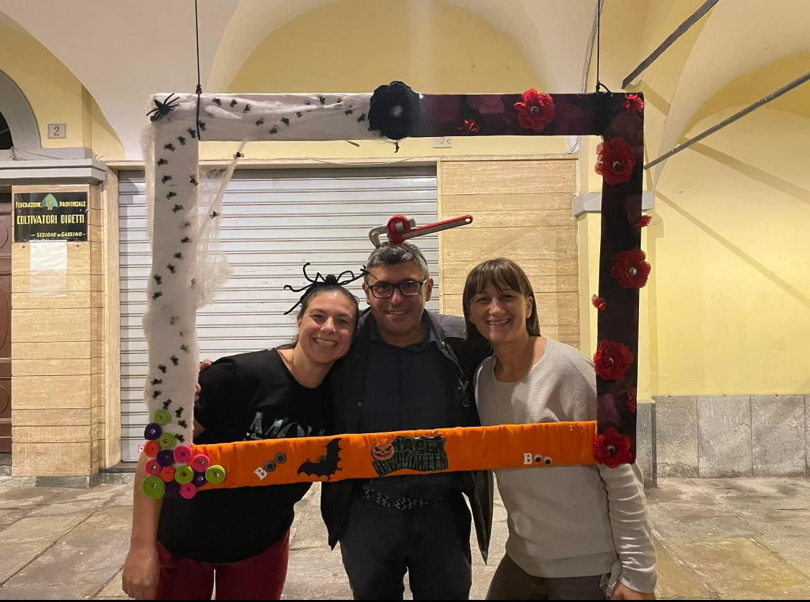 Il Sindaco Cristian Corrado insieme a due cittadine.