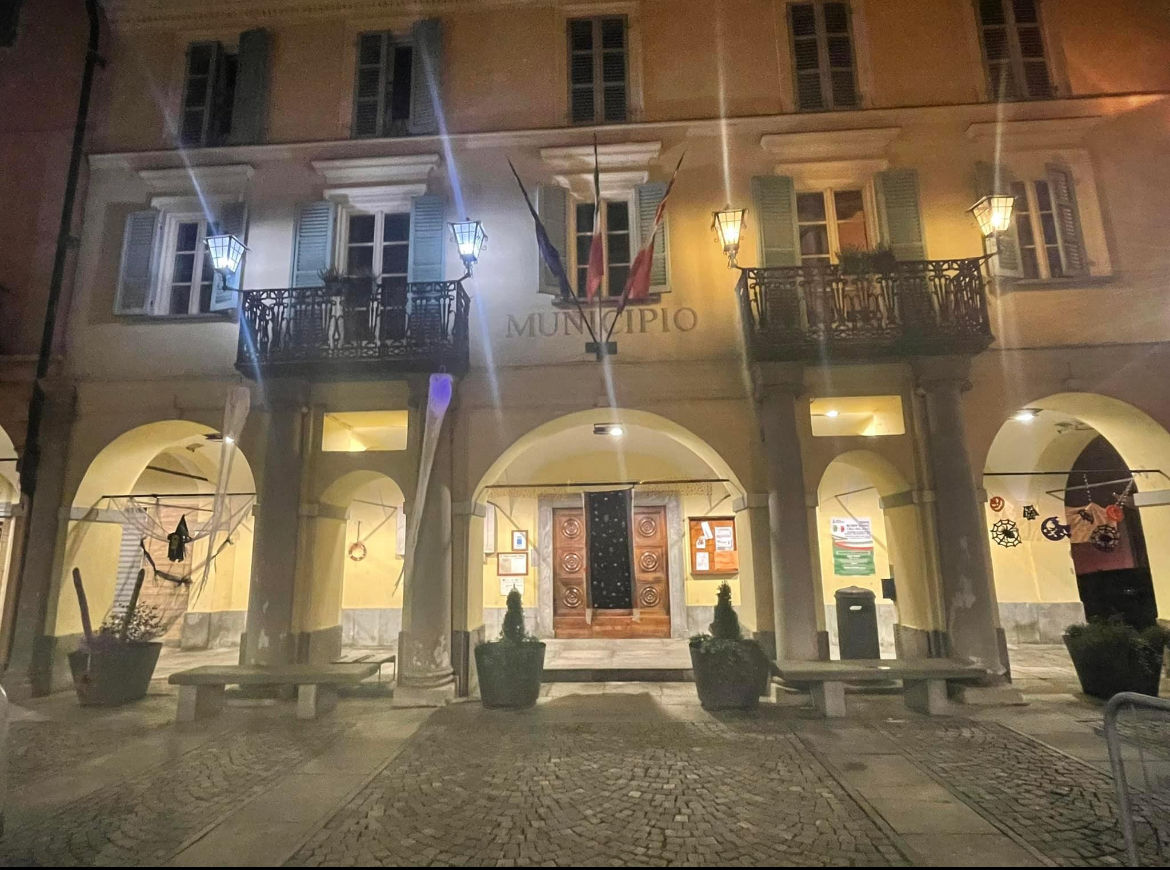 Il Municipio con i suoi allestimenti spettrali.