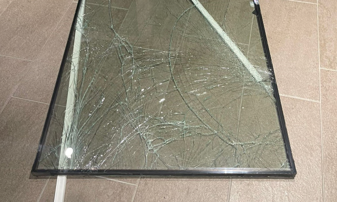 I danni alla porta d'ingresso della sede amministrativa della nota catena di supermercati.