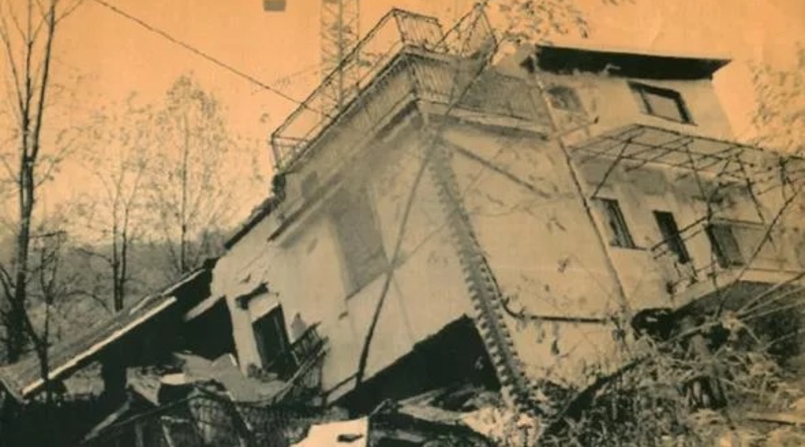 Una casa collassata sotto i detriti dopo l'alluvione del 1994.
