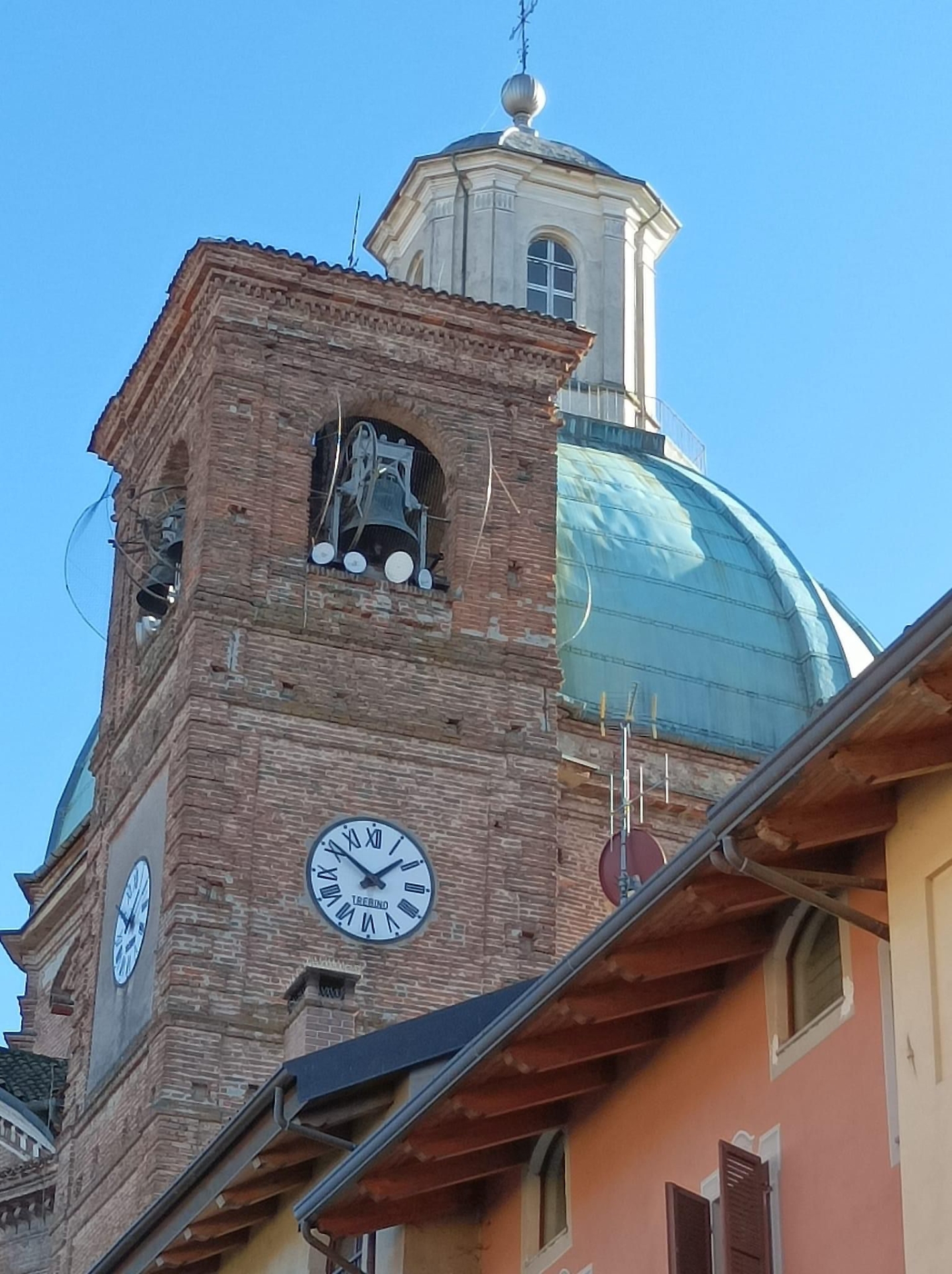 Il cupolone azzurro della chiesa dello Spirito Santo con l'annessa torre campanaria.