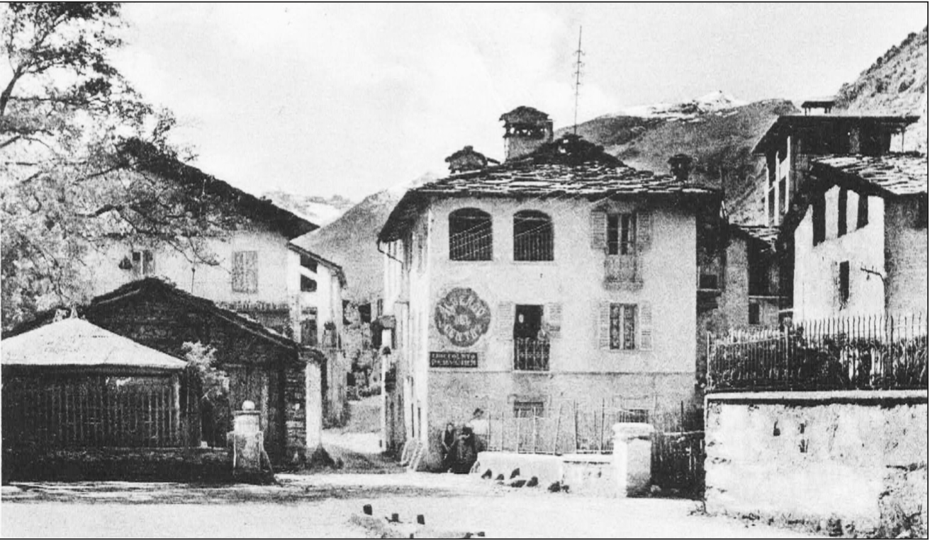 Cantoira nel Val Grande di Lanzo. Un gruppo di case del paese, con l’Albergo del Centro di Bartolomeo Ala in bella evidenza, dotato di macelleria e stallaggio.