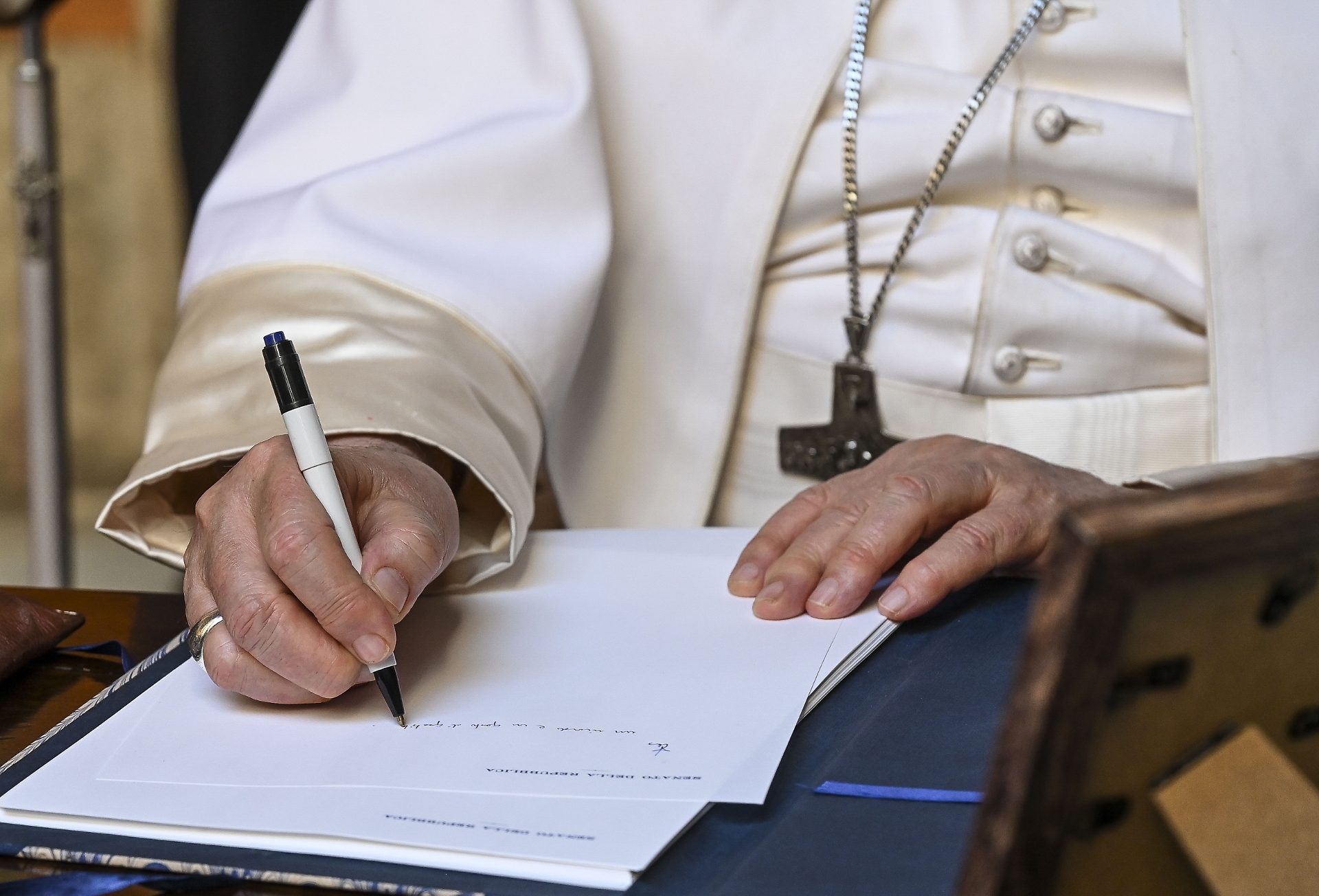 Francesco al tavolo di lavoro